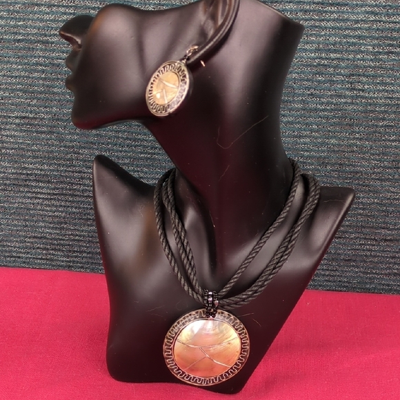 World Market Tribal or Ethnic Look, Large Shell Pendant Necklace/Earring Set - Picture 1 of 16